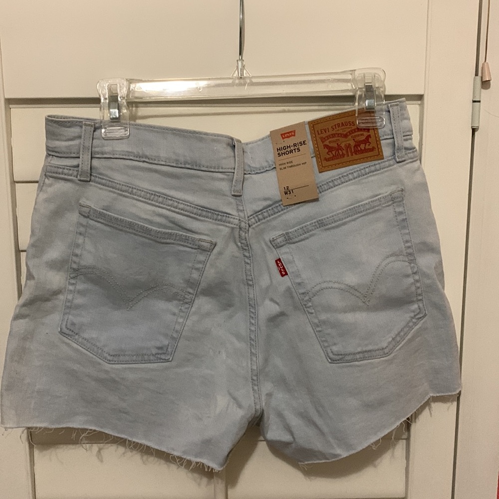 High Rise Levi's Shorts - Picture 4 of 7